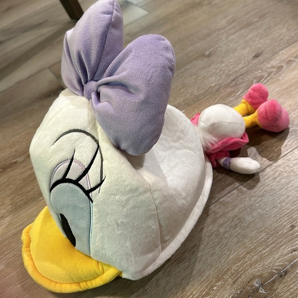 Daisy Duck Plush Hat - Picture 2 of 7